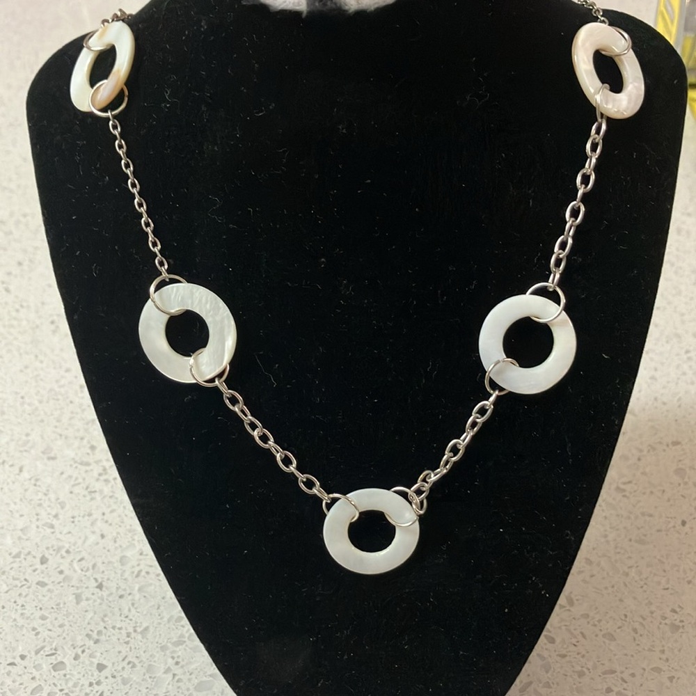 Necklace silver-tone chain with alternating mother-of-pearl disc accents.